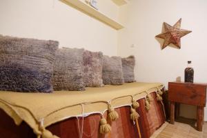 索维拉The Chill Art Hostel的一张带枕头的床和墙上的一颗星星