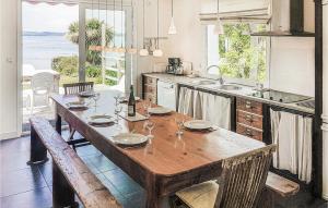 伊勒蒂迪潘阿豪瓦特骑士岛度假屋的厨房配有木桌和大窗户。