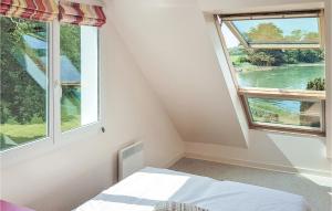 伊勒蒂迪潘阿豪瓦特骑士岛度假屋的一间卧室设有2个大窗户和1张床