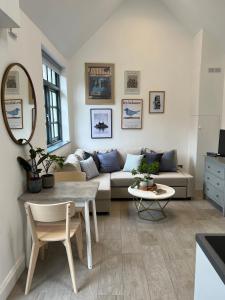 伦敦Forge Cottage - Pretty 1 Bedroom Cottage with Free Off Street Parking的客厅配有沙发和桌子