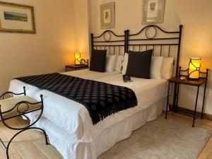 塞尔塞迪利亚Corzo Hotel的一间卧室配有一张大床,铺有黑白床单。