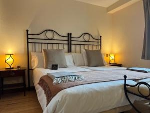 塞尔塞迪利亚Corzo Hotel的卧室配有一张带白色床单和枕头的大床。