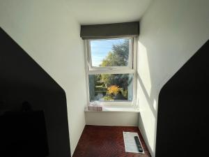 约克Melton Guest House的一个带窗户的楼梯