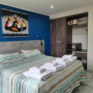 佩休尼亚镇Molar-Hue的一间卧室配有带毛巾的床