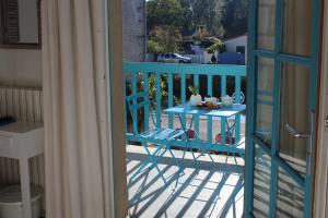 库隆马莱酒店的阳台的蓝色桌椅