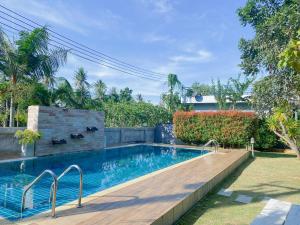 盼武里SP view Resort的一个带木甲板的庭院内的游泳池