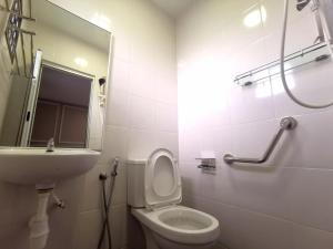 新山ₘₐcₒ ₕₒₘₑ【Private Room】@Sentosa 【Southkey】【Mid Valley】的一间带卫生间、水槽和镜子的浴室