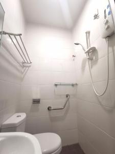 新山ₘₐcₒ ₕₒₘₑ【Private Room】@Sentosa 【Southkey】【Mid Valley】的白色的浴室设有卫生间和淋浴。