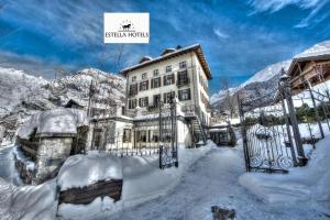库马约尔Villa Novecento Romantic Hotel - Estella Hotel Collection的雪中带门的建筑
