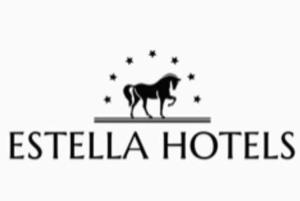 库马约尔Villa Novecento Romantic Hotel - Estella Hotel Collection的带有马的旅馆标志