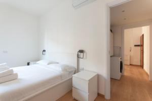 米兰YouHosty - Del Castagno 2的白色的卧室配有白色的床和镜子