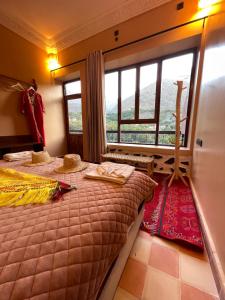 伊姆利尔Riad Atlas 4 seasons的一间卧室设有一张床和一个大窗户