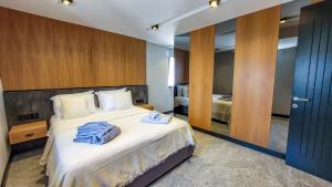 博德鲁姆Çimentepe Residence Deluxe的酒店客房,配有带毛巾的床