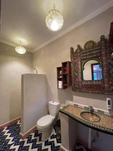 伊姆利尔Riad Atlas 4 seasons的一间带卫生间、水槽和镜子的浴室