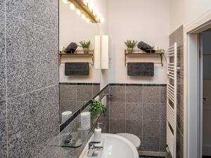 杜伊斯堡Fabelhafte Apartments zum wohlfühlen mit JUNIK Apartments的一间带水槽和镜子的浴室