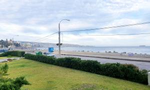 维纳德马Departamento Frente al Mar的享有道路和海洋的景色,拥有街灯