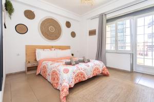 阿利坎特Big Room Happy Alicante的一间卧室设有一张床和一个大窗户
