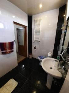 GarniGarni Guesthouse的一间带水槽和卫生间的浴室