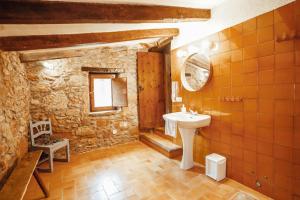 Vall de BianyaCasa Rural El Callís的一间带水槽和镜子的浴室