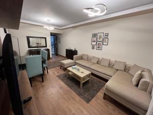 Burg el-ḤudûdFamilies Only - Rehab 2 - Two Bedrooms Flat for you的客厅配有沙发和桌子