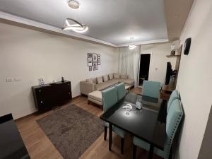 Burg el-ḤudûdFamilies Only - Rehab 2 - Two Bedrooms Flat for you的客厅配有餐桌和沙发