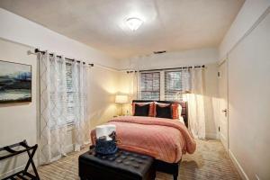 萨克拉门托Charming 2Bed French Colonial Apartment in Desirable Midtown Sacramento的一间卧室设有一张床和一个窗口