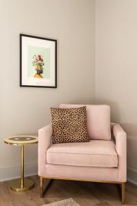 夏洛特Kasa Edison House South End Dilworth Charlotte的客房内的粉红色椅子和桌子