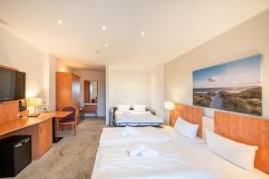 萨斯尼茨Hotel Königslinie的酒店客房设有两张床和电视。