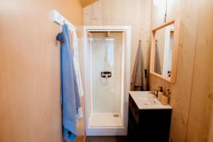 卡兰茨奥赫Safari Lodge, glamping aan zee!的带淋浴和盥洗盆的浴室