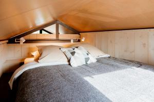 卡兰茨奥赫Safari Lodge, glamping aan zee!的一间小房间的卧室,配有一张床铺