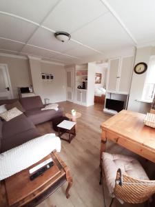 温特斯韦克B&B de Maalderi-je的客厅配有沙发和桌子