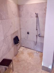 阿尔卡拉德荷那利斯阿尔卡拉赫纳雷斯汽车旅馆酒店的带淋浴的浴室和长凳