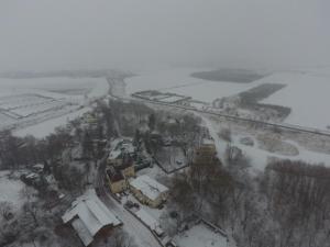 Ferienwohnung, Apartment, Monteurwohnung mit Klimaanlage Wettin - Löbejün的雪中小镇的空中景色