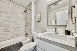 达拉斯Lovely Dallas Flat Near Downtown的一间带水槽、卫生间和镜子的浴室