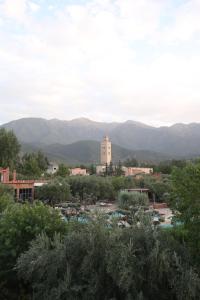 奥伊俄贞克萨莎玛酒店的享有以山脉为背景的度假胜地的景致。