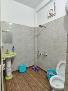 比尔瓦Raahi Stay, Landing site Bir - Stay & Cafe的一间带卫生间和水槽的浴室