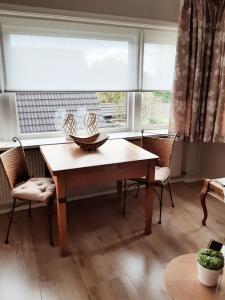 温特斯韦克B&B de Maalderi-je的窗户客房内的桌椅