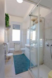 热那亚La reggia del mar - Genova Sturla, mare e Gaslini的带淋浴、盥洗盆和卫生间的浴室