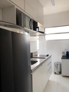 Apartamento encantador no Gonzaguinha! Todo Reformado!! Completo!的厨房或小厨房