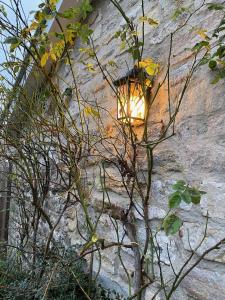 布里德波特Norburton Hall Cottages的石墙边的灯光