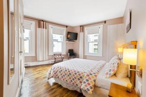 魁北克市塔林城堡酒庄酒店的酒店客房设有一张床和两个窗户。