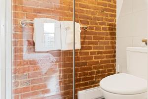 魁北克市塔林城堡酒庄酒店的一间带卫生间和砖墙的浴室