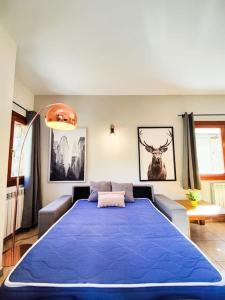 卡尼略Disfruta De La Naturaleza - Vistas al Rio - Luz Natural - 6pax的一间卧室,卧室内配有一张蓝色大床