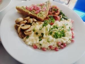 尼拉瓦利Anukama Resort的饭,蔬菜和烤面包片
