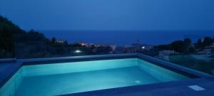 巴斯蒂亚Villa L'Alba BASTIA的享有风景的游泳池