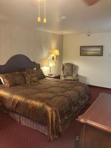 西沃德苏厄德酒店的配有一张床和一把椅子的酒店客房