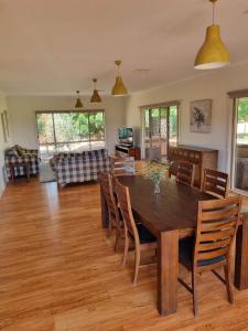 WaikerieWaikerie Olive Grove的用餐室以及带桌椅的起居室。