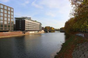 不莱梅Schönes Zwei-Zimmer-Apartment in der Bremer City的城市里一条有建筑物和桥梁的河流