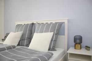 不莱梅Schönes Zwei-Zimmer-Apartment in der Bremer City的一张床上的枕头