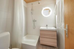 莱斯克伦斯Cosy studio for 5 near ski lift, HAMEAU D2的白色的浴室设有水槽和卫生间。